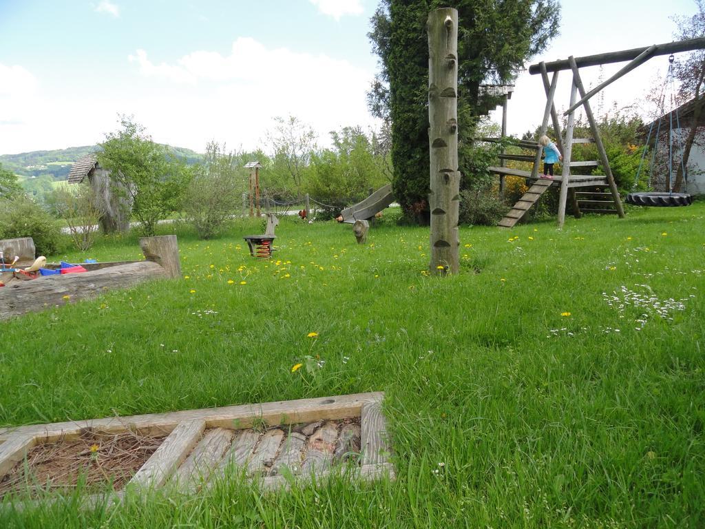 Baby- Und Kinderhof Aicherbauer Seeham Buitenkant foto