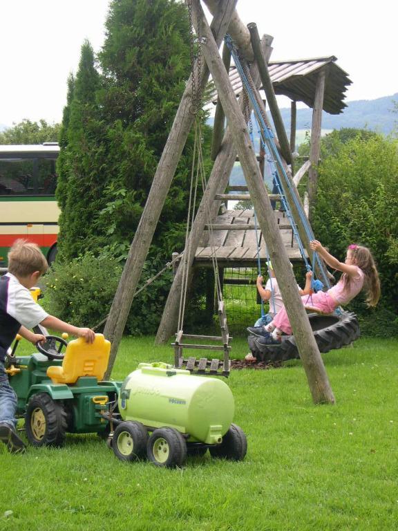 Baby- Und Kinderhof Aicherbauer Seeham Buitenkant foto