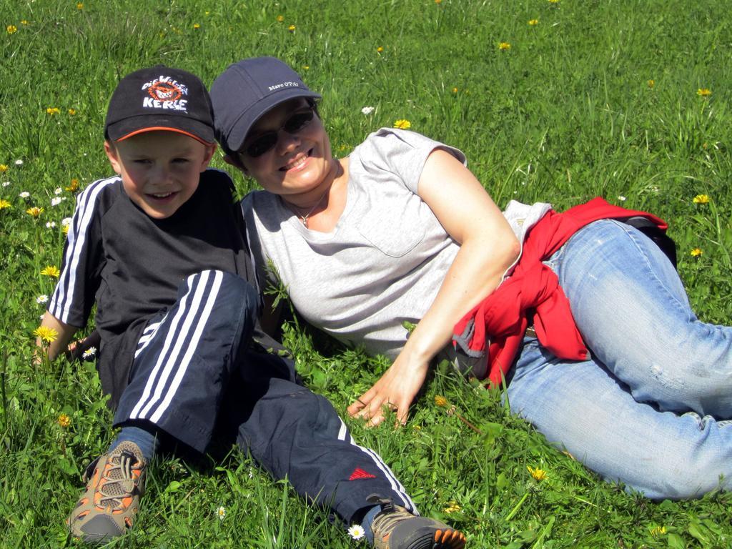 Baby- Und Kinderhof Aicherbauer Seeham Buitenkant foto
