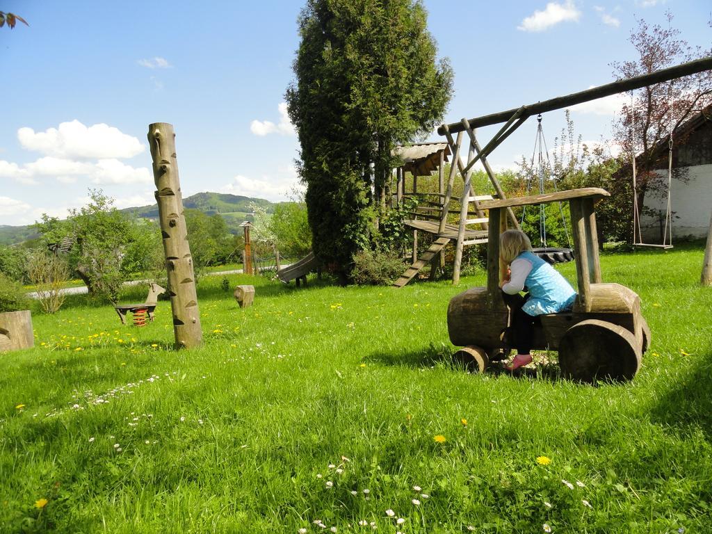Baby- Und Kinderhof Aicherbauer Seeham Buitenkant foto